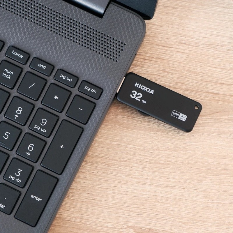 35 - U365 Kioxia 32 GB USB 3.2 - GeeWiz